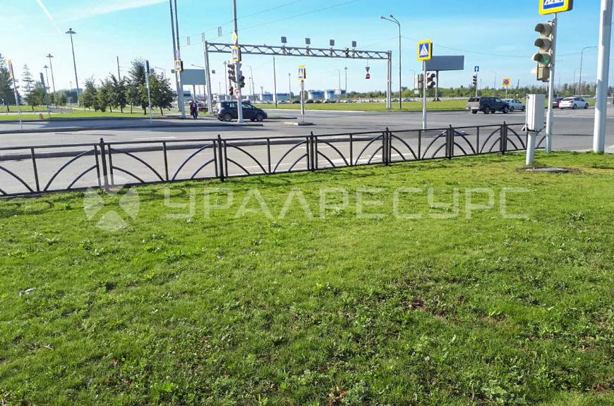 Пешеходное ограждение на территории аэропорта «Кольцово»
