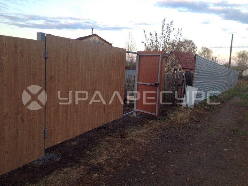 Забор из профлиста под дерево в пос. Октябрьский