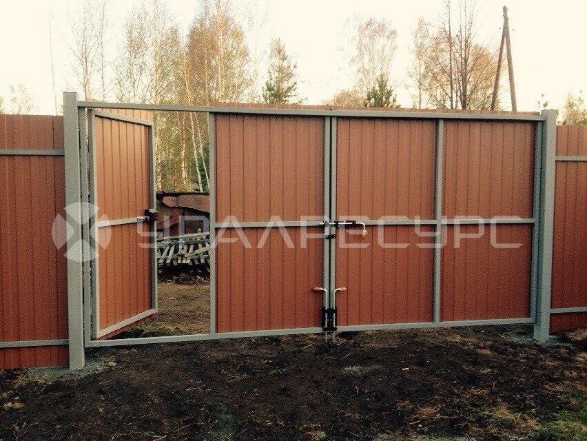 Забор из профлиста под дерево в пос. Октябрьский